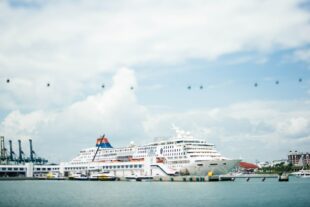 como flotan los barcos de crucero